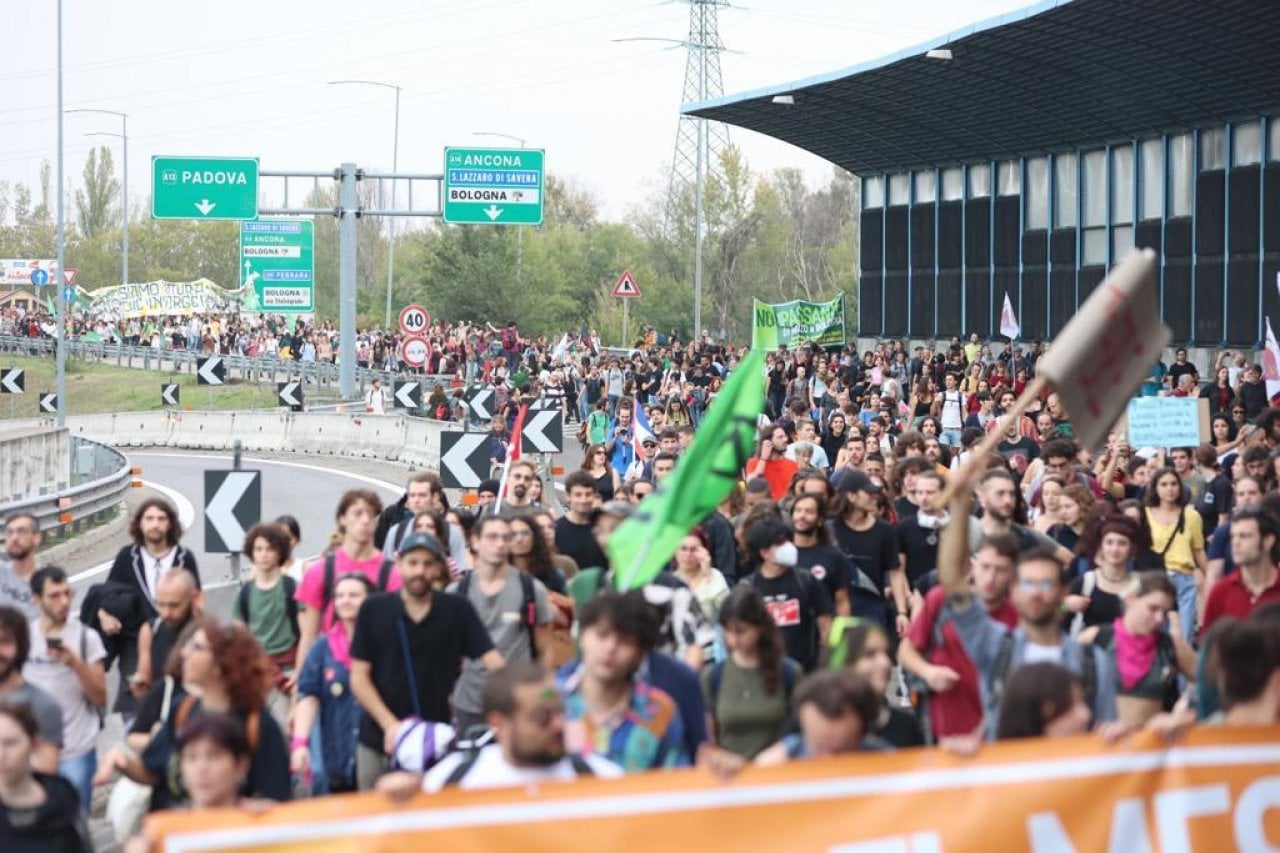 Bologna Settimana Rossa Il Primo Maggio Aderiamo A Gi Le Armi Su